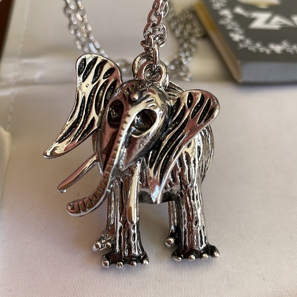 ZAD silver color charming movable Elephant necklace new - Picture 6 of 6